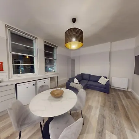 Queens Road Six Bedroom Flat * Bristol