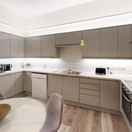 Queens Road Six Bedroom Flat *