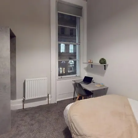 Queens Road Six Bedroom Flat דירה *