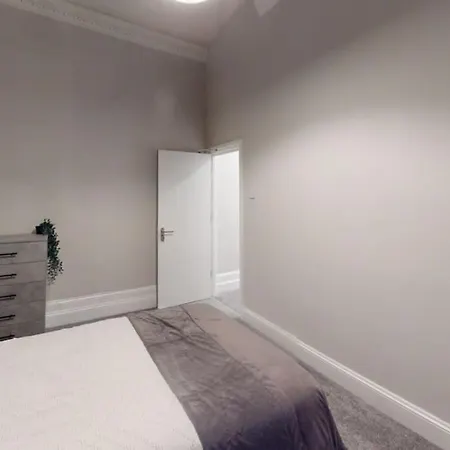 Queens Road Six Bedroom Flat * Bristol