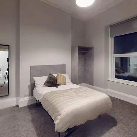 Queens Road Six Bedroom Flat דירה בריסטול