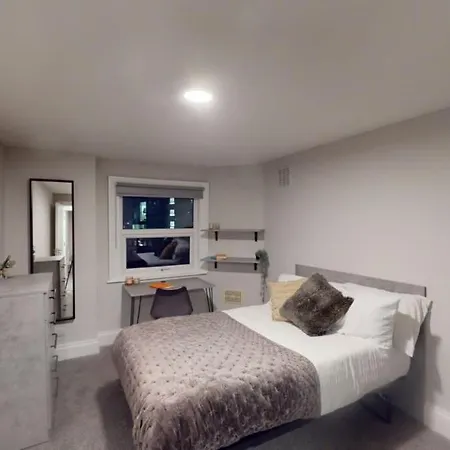 Queens Road Six Bedroom Flat בריסטול