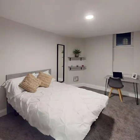Queens Road Six Bedroom Flat Apartman