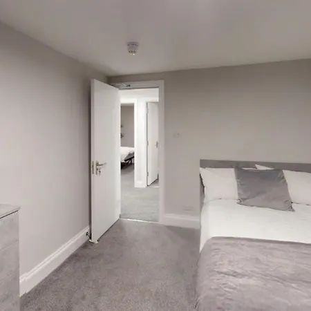 Queens Road Six Bedroom Flat דירה *