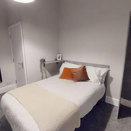 Queens Road Six Bedroom Flat * Bristol