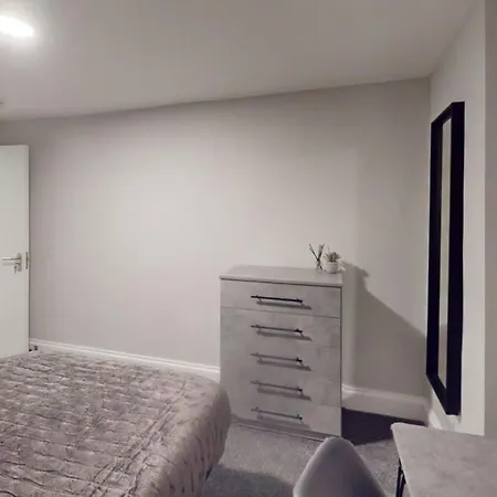 דירה Queens Road Six Bedroom Flat