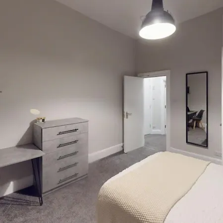 Queens Road Six Bedroom Flat בריסטול