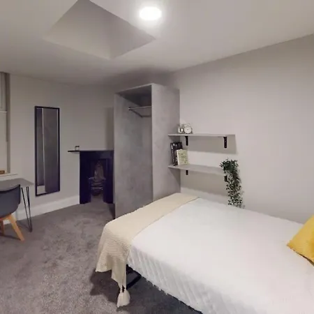 Queens Road Six Bedroom Flat דירה